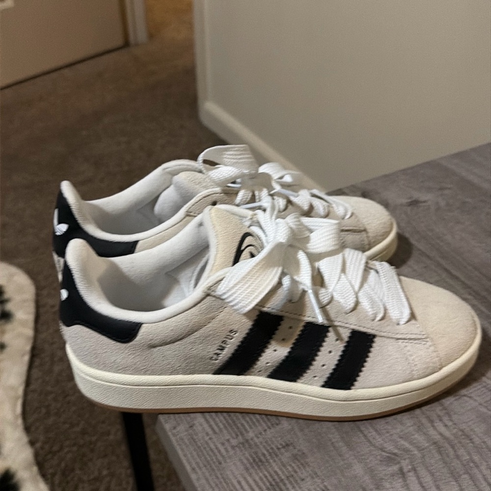 Adidas Women’s campus 00 size 7